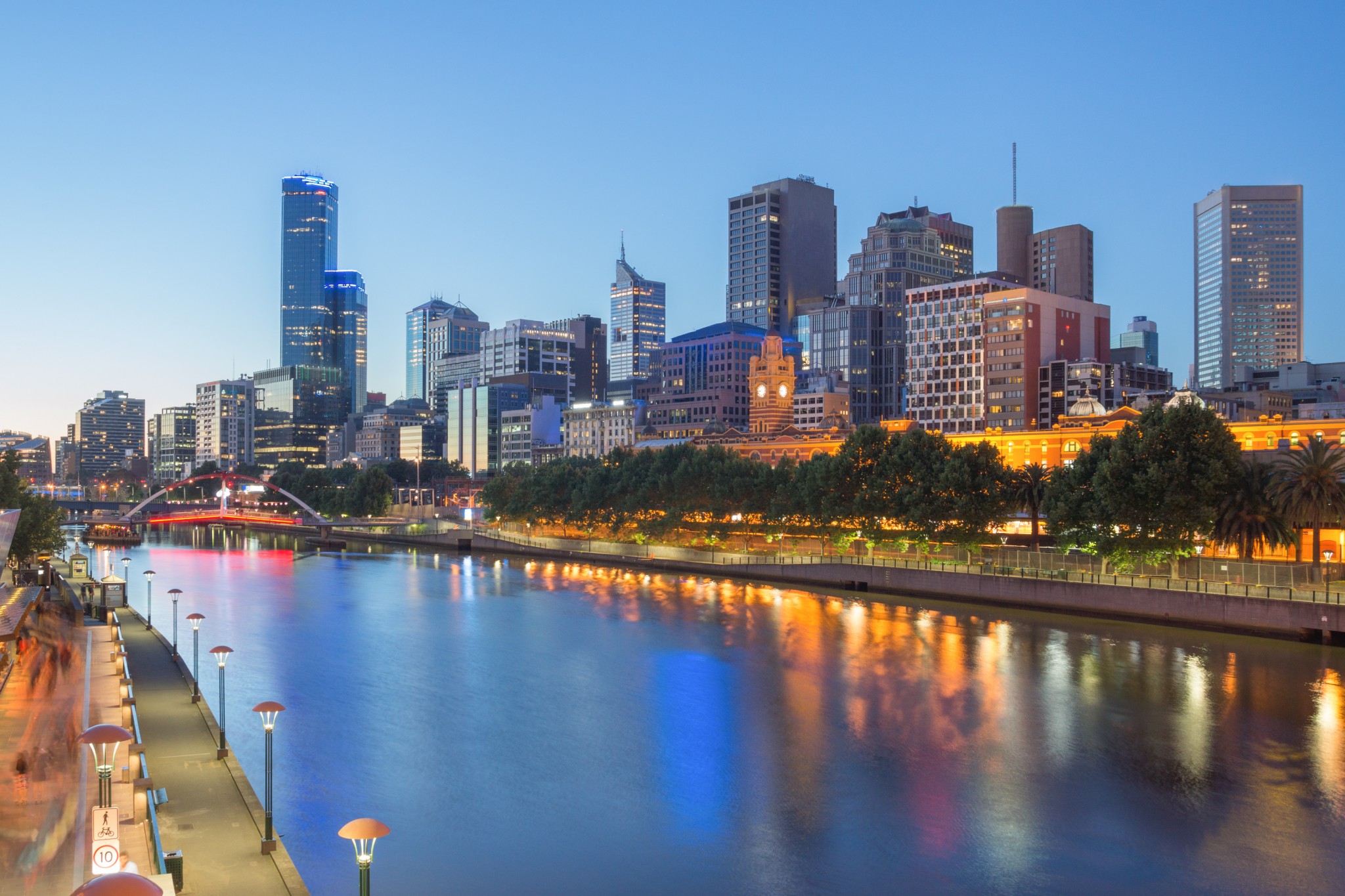 Melbourne-city-and-the-Yarra-river-at-night-e1435733635380